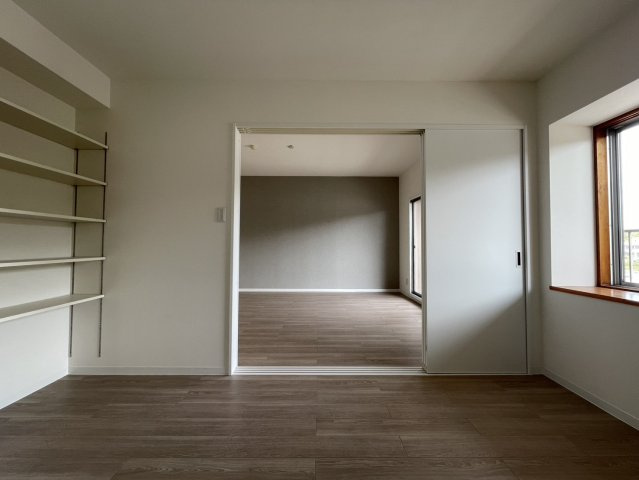 引き戸を開放することでLDKと一体利用が可能な洋室。広々とした空間として使えるため、来客時や家族構成の変化にも柔軟に対応できます。アクセントクロスもおしゃれで空間にメリハリを与えてくれるのも魅力です。