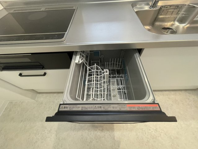 ビルトイン食洗機付きで、毎日の洗い物の負担を軽減できます。手洗いに比べて節水効果も期待でき、家事の時短にもつながる便利な設備。キッチン周りをすっきり保てるのも嬉しいポイントです。