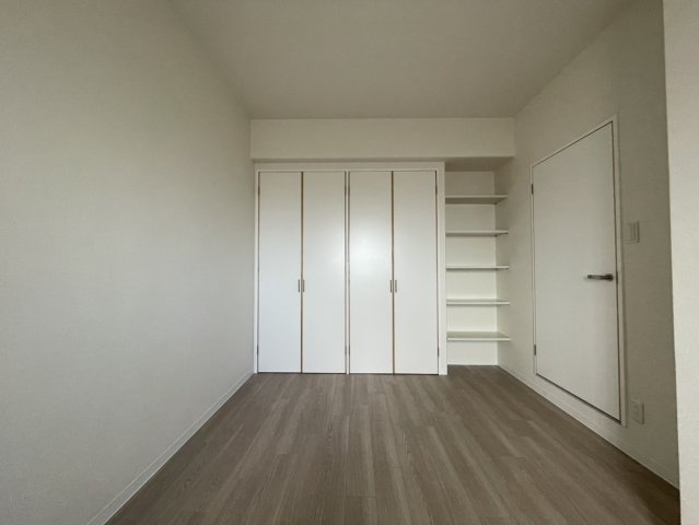 クローゼットに加えて可動棚も設けられており、収納力の高さが魅力の洋室です。衣類だけでなく小物や本なども整理しやすく、生活感を抑えたすっきりとした空間を保てます。