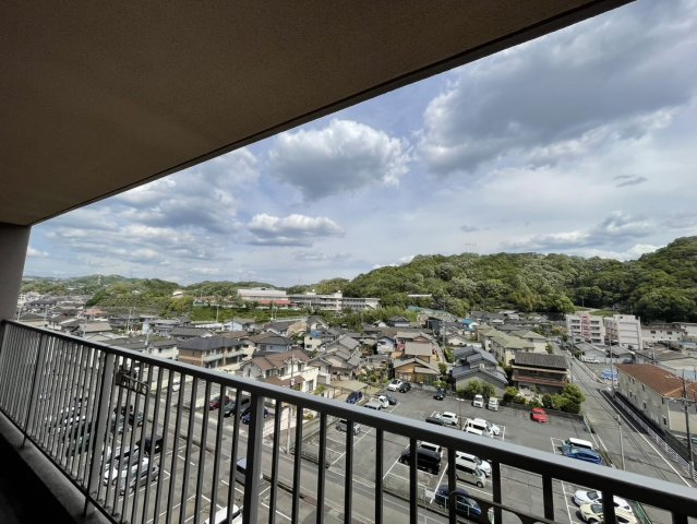 最上階ならではの視界の抜けた眺望が広がり、周囲の街並みや緑を一望できるロケーションが魅力です。遠くまで見渡せる開放感があり、日常の中で四季の移ろいを感じられる贅沢な住環境となっています。