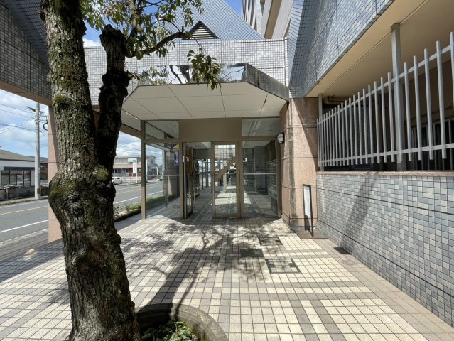 重厚感のあるエントランスはタイル張りで高級感があり、来訪者にも好印象を与えます。屋根付きで雨の日も安心して出入りができ、共用部の管理状態の良さも感じられる、安心感のあるアプローチです。
