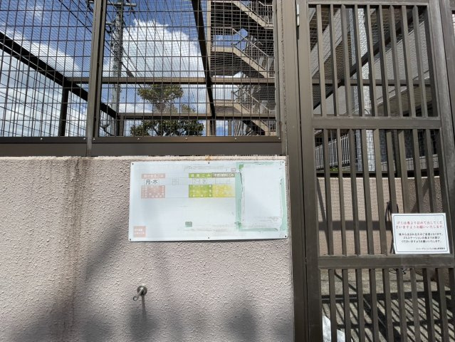 敷地内にゴミ置場が設けられており、曜日ごとの分別管理もしっかりされています。居住者の利用しやすい配置で、日々の生活動線にも配慮された設計。共用部分の管理体制の良さが感じられます。