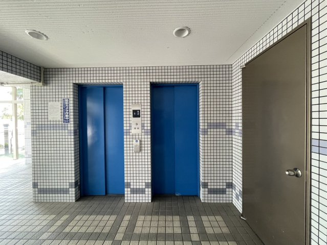 エレベーターは2基設置されており、朝夕の混雑時も比較的スムーズに利用できます。最上階のお部屋でも移動の負担が少なく、日常の利便性をしっかり支えてくれる設備です。