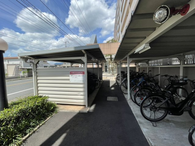 屋根付きの駐輪場で雨の日でも安心して自転車を保管できます。スペースも確保されており出し入れもしやすく、日常使いに便利。通勤や通学、お買い物にも活躍する設備です。