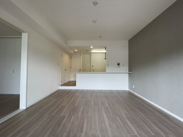 広々としたLDKはゆとりのある空間設計で、ダイニングとリビングをしっかり分けて使うことができます。リフォーム済のため内装も美しく、明るく清潔感のある印象。家族が自然と集まる居心地の良い空間。