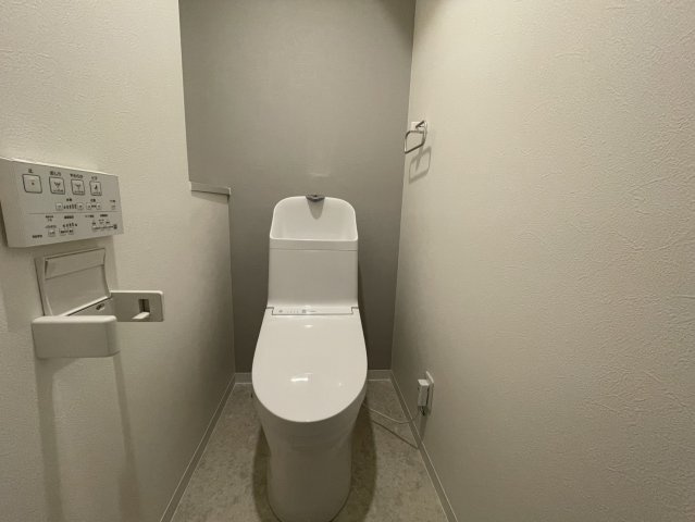 温水洗浄機能付きトイレを採用し、快適性に配慮された設備となっています。内装はシンプルで清潔感があり、落ち着いて利用できる空間です。日々使う場所だからこそ、リフォーム済の綺麗さが嬉しいポイントです。