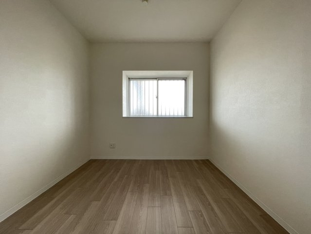 シンプルで使いやすい洋室は、主寝室や子供部屋として幅広く活用できます。窓からの採光もあり明るく、圧迫感のない空間です。家具の配置もしやすく、自分好みのレイアウトで快適な居住空間をつくることができます。