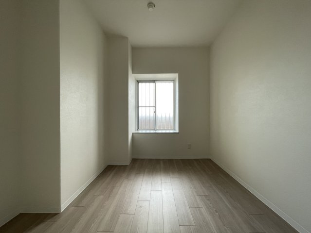 シンプルでクセのない洋室はどんな家具にも合わせやすく、使い勝手の良い空間です。採光も確保されており、明るさと落ち着きを兼ね備えています。主寝室や子供部屋としても十分な広さです。