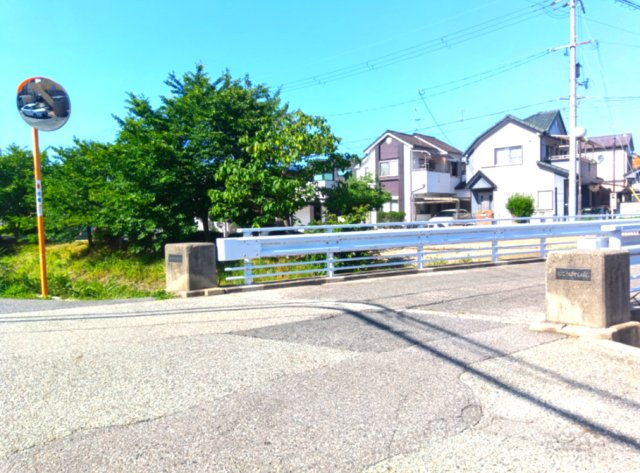近隣には天王寺川を架ける風情のある橋がございます。『向畑橋(むこうばやしはし)』