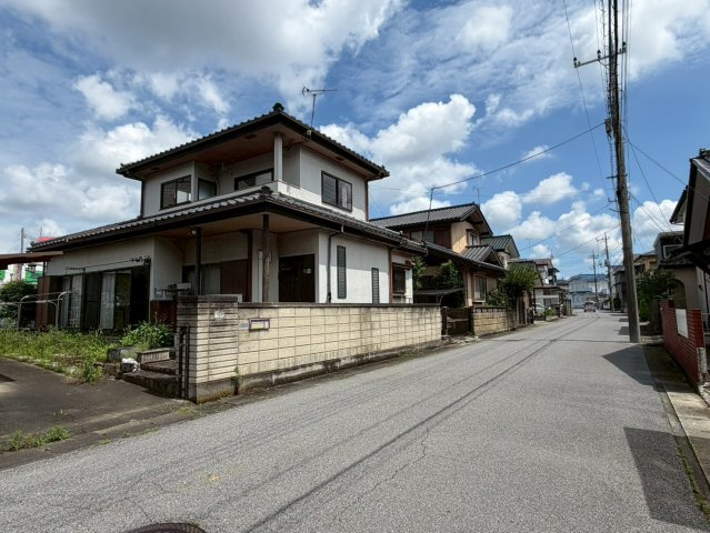 公道（市道）に接道しております。