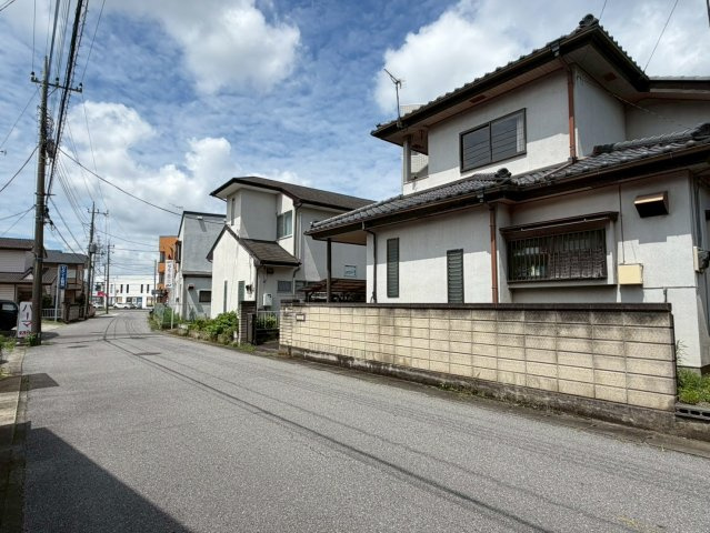 公道（市道）に接道しております。