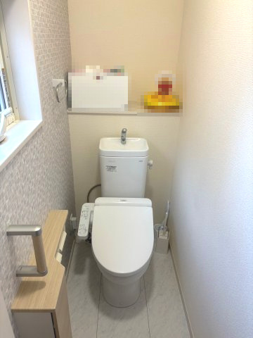 自然光と換気がうれしい、窓付きトイレです