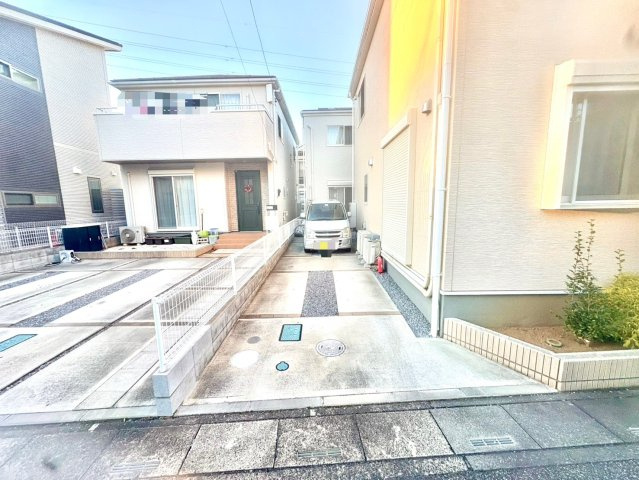 南東・北東角地で陽当り良好、開放感のある立地です！全居室に収納がある4LDK！キッチン・洗面・浴室がワンフロアにまとまり、家事がスムーズにこなせる間取りです！駐車スペース2台可(車種による)！