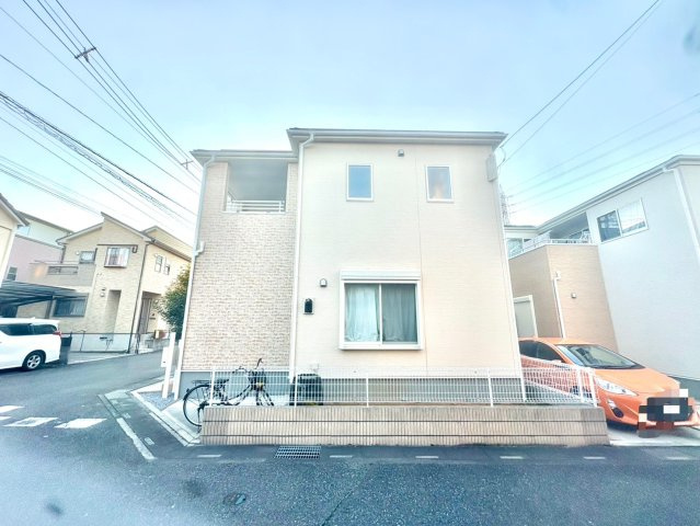 南東・北東角地で陽当り良好、開放感のある立地です！全居室に収納がある4LDK！キッチン・洗面・浴室がワンフロアにまとまり、家事がスムーズにこなせる間取りです！駐車スペース2台可(車種による)！