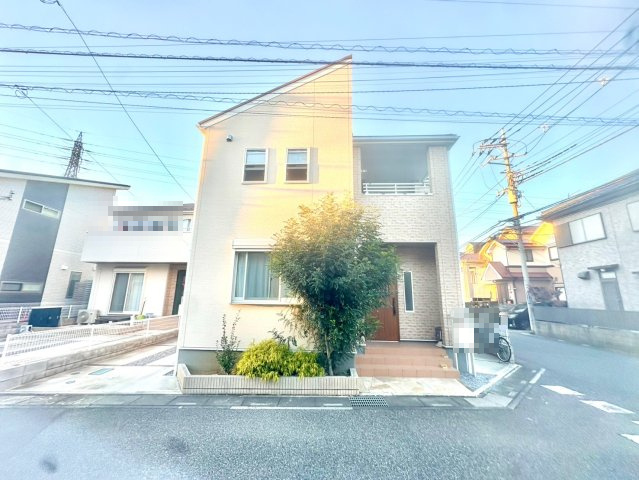 南東・北東角地で陽当り良好、開放感のある立地です！全居室に収納がある4LDK！キッチン・洗面・浴室がワンフロアにまとまり、家事がスムーズにこなせる間取りです！駐車スペース2台可(車種による)！