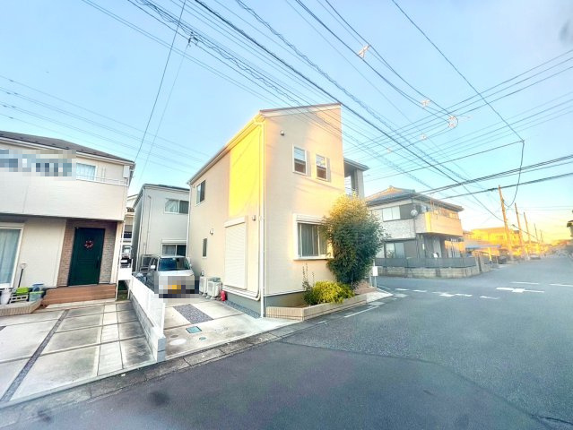 南東・北東角地で陽当り良好、開放感のある立地です！全居室に収納がある4LDK！キッチン・洗面・浴室がワンフロアにまとまり、家事がスムーズにこなせる間取りです！駐車スペース2台可(車種による)！