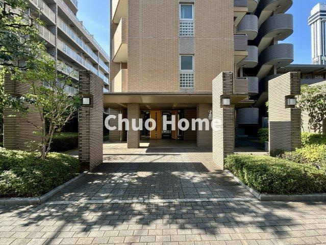 【エントランス】マンションのエントランスは、その物件の印象を決める、顔とも言える場所です。毎日通る場所ですからきれいなのが一番です。
