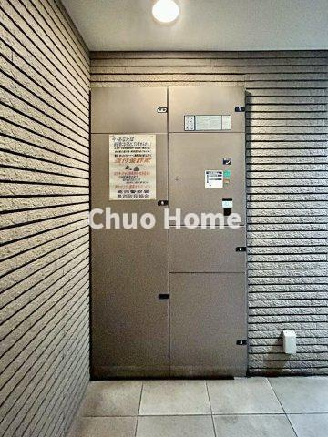 【宅配ボックス】在宅時・不在時に関わらず、居住者の代わりに非対面で宅配物を受け取ってくれる便利な設備です。わかりやすくご説明致しますので見学時にはお部屋だけではなく共用部分もぜひチェックしてください。