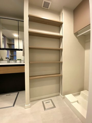 収納　脱衣所　脱衣所に備え付けられた便利な収納スペースです。タオルや洗剤などのストック類をすっきりと整理整頓することができます。