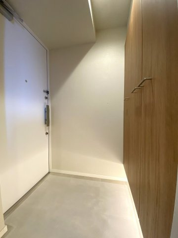 玄関　住まいの顔としてお客様を優しく迎える、広々とした清潔感あふれる玄関です。シューズボックスも備わりスッキリ整理できます。