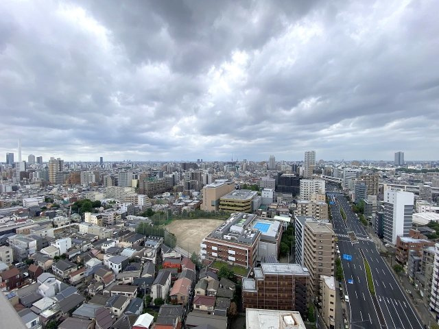 眺望　バルコニーからの見晴らしがよく、開放感あふれる心地よい眺望が広がります。日常に豊かな彩りとゆとりをもたらしてくれます。