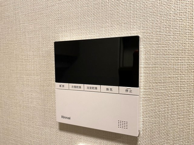 浴室乾燥機　雨の日や花粉の季節のお洗濯に大活躍の浴室乾燥機を完備。カビの発生を抑え、浴室を清潔に保つ効果も期待できる快適設備です。