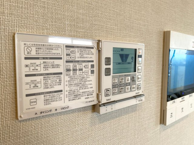 床暖房　足元からお部屋全体を心地よく温める床暖房付き。温風が出ないため空気が乾燥しにくく、冬場も快適に過ごせる魅力の設備です。