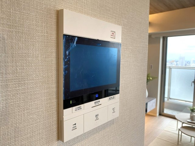 TVモニター付きインターフォン　来訪者の姿を室内から一目で確認できるTVモニター付きインターホン。防犯性に優れ、お子様のお留守番時や一人暮らしにも安心です。
