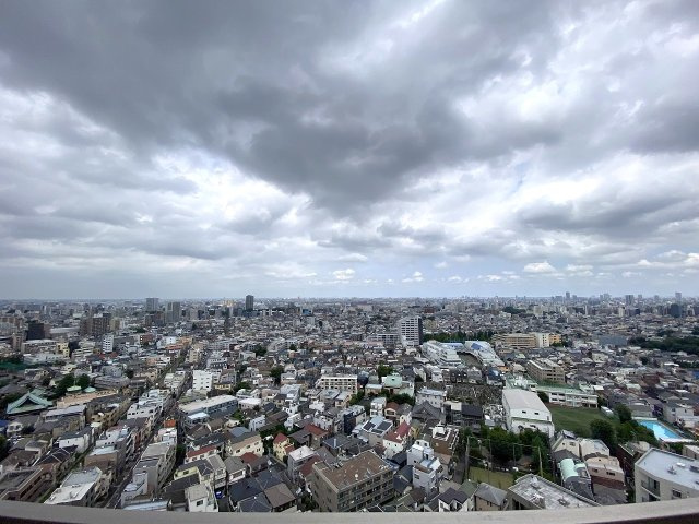 バルコニー左からの眺望　バルコニー左手側からの見晴らしです。遮るものがなく、すっきりと抜けた青空と心地よい風を感じられる魅力的な眺望です。