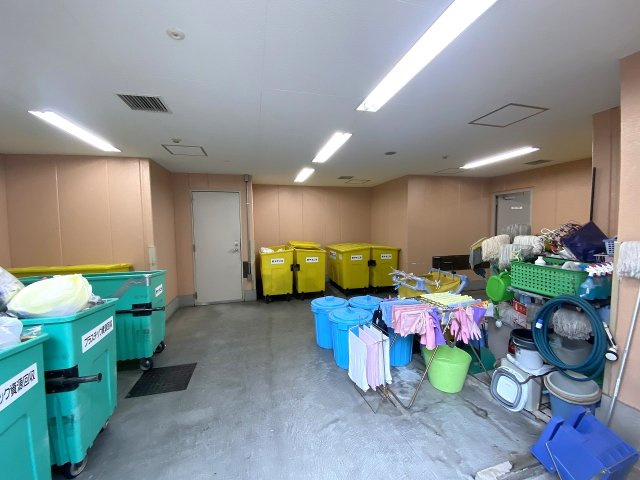 ゴミ捨て場　敷地内に設置された居住者専用のゴミ置場です。管理が行き届いており衛生面も安心で、毎日のゴミ出しもスムーズに行えます。