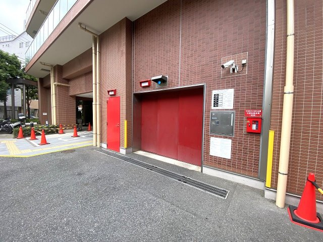 駐車場　毎日の通勤やお出かけに便利な敷地内駐車場です。敷地内にあるため雨の日の乗り降りや荷物の持ち運びもスムーズに行えます。