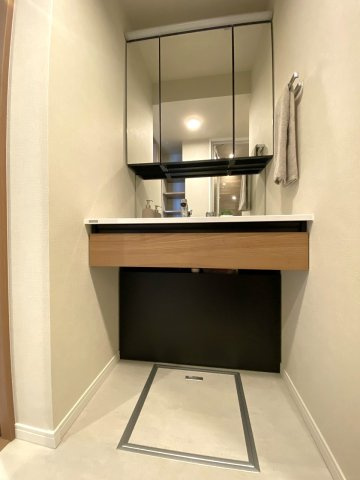 洗面台新規交換　毎朝の身支度が快適に行える新規交換済みの清潔な独立洗面台です。便利な収納もたっぷり備えており、洗面周りがすっきり片付きます。