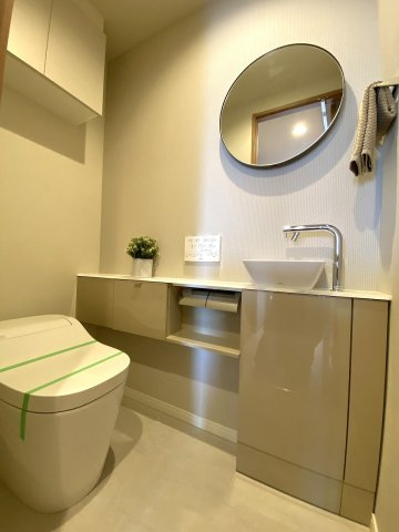 トイレ新規交換　衛生面・機能性に優れた新規交換済みの清潔感漂うお手洗いです。毎日のお手入れもしやすく、いつでも快適にご利用いただけます。　