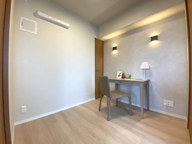 洋室3.2帖　間取り図真ん中の部屋　こぢんまりとしつつも機能的な約3.2帖の洋室です。お子様のお部屋としてはもちろん、リモートワークや趣味の書斎にもぴったりです。