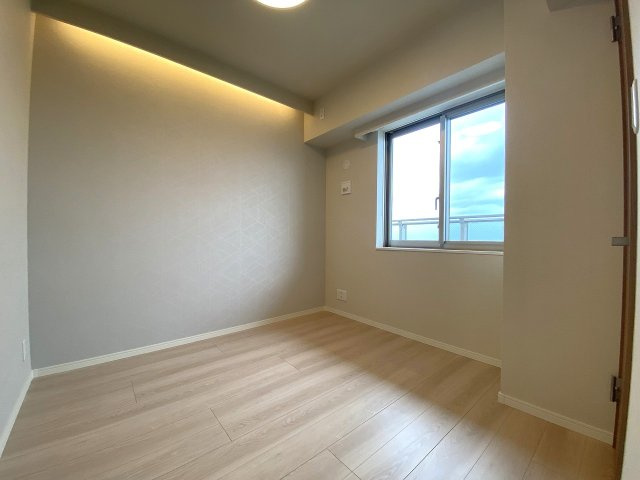 洋室5.2帖　間取り図右の部屋　主寝室としてもお使いいただける約5.2帖の使いやすい洋室です。穏やかな光が差し込み、毎日のプライベートな時間をゆったり過ごせます。