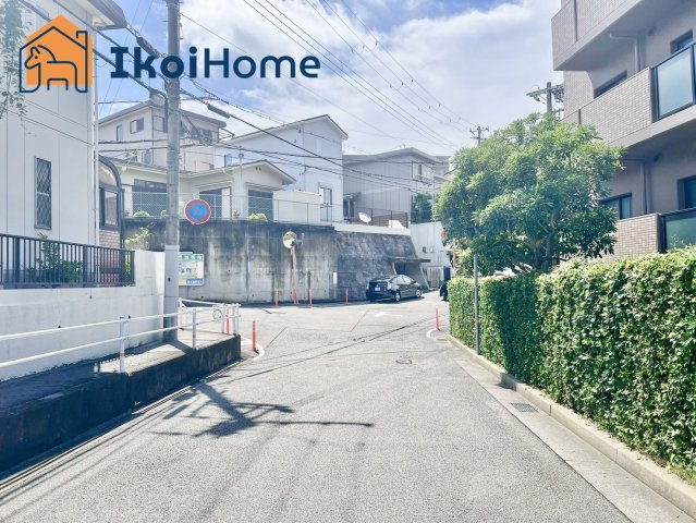 前面道路は6.5M幅で広々しています。駐車がし易く、車の対面のすれ違いも楽にできます。