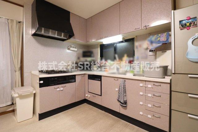 キッチンはL字型システムキッチン♪食洗機もあり設備が充実しており、快適にお料理できます！