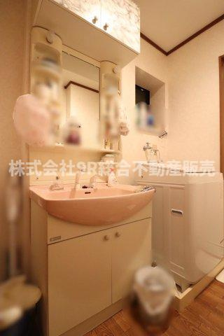 洗面台・トイレは2か所にあり、朝の身支度がスムーズに行えます！