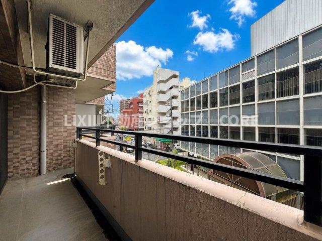 南に大きく面したバルコニーは太陽の温かな温もりをめいいっぱい受け止めてくれます。