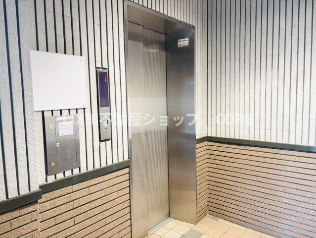 便利なエレベーター完備のマンション。小さなお子様連れの方やお年寄りの方にも安心の設備です。