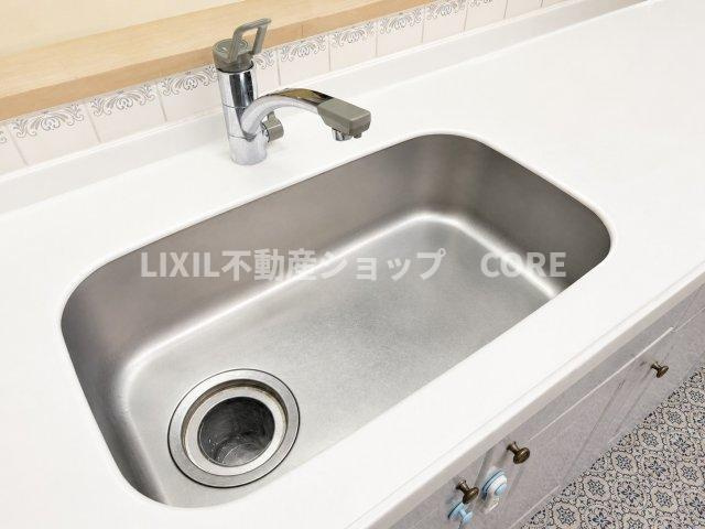 沢山の調理器具や調味料が収納でき、大きな流しもついてます　毎日のお料理が楽しみです。