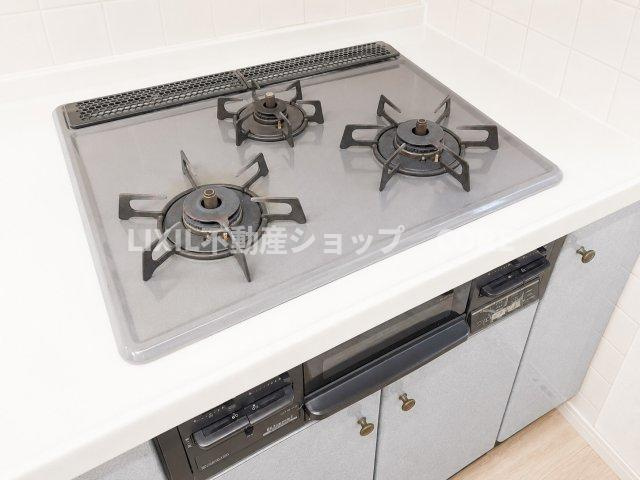 三口コンロで、お料理の効率もアップ！使い勝手の良さを考えました。お洒落なシステムキッチンです。