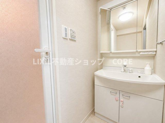 鏡の裏に豊富な収納量を確保した、三面鏡タイプの洗面化粧台。洗面室の整頓にも役立ちますね。