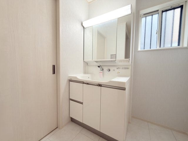 3号棟　洗面台　鏡の裏はすべて収納スペースです。濡れたままのコップを収納できる棚や可動式トレーなど、使いやすい収納も充実。