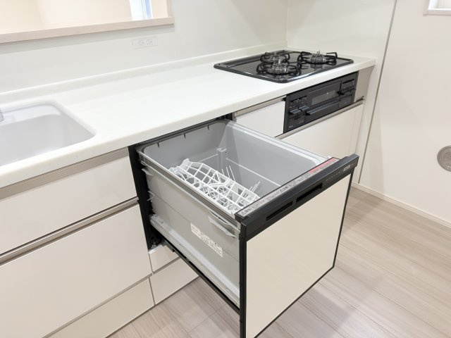 3号棟　食器洗浄乾燥機　キッチンと美しく一体化。手で洗うよりも節水になり、家事の負担も軽減できます。