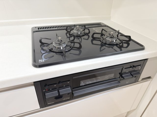 3号棟　ホーロートップコンロ　水無しグリルや汁受けレストップ、ホーロートップでお掃除もらくらく。全バーナーに消し忘れ・過熱防止センサーが付いています。