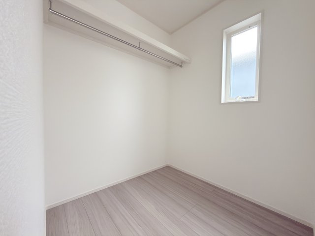 3号棟　主寝室のWIC　衣類だけでなく、思い出の品、季節物もたっぷり収納できるので、居住空間をより広く有効活用することができ、スッキリとしたお部屋になります。