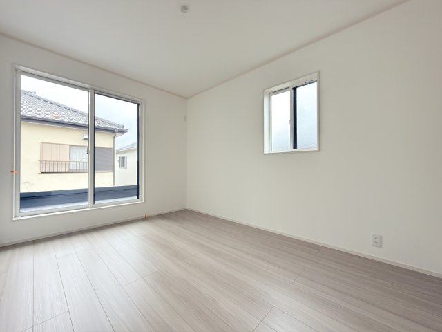 3号棟　洋室6帖　バルコニーに面した明るいお部屋です！寝室はもちろん、ワークスペースや趣味の空間にも最適です。