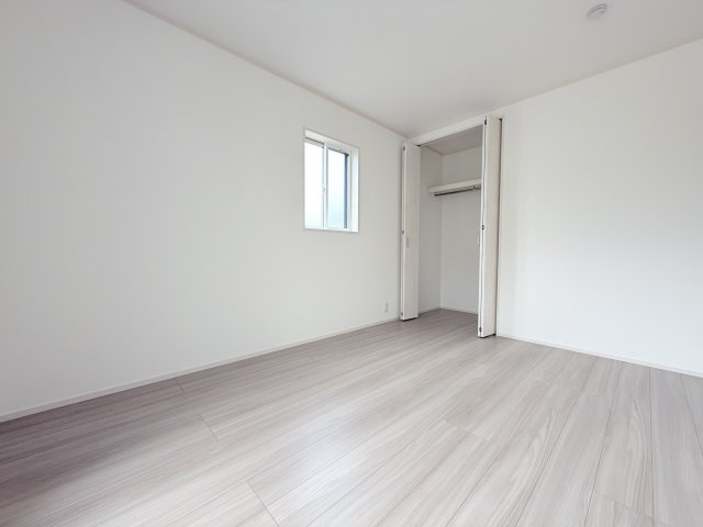 3号棟　洋室6帖　各お部屋には容量たっぷりのクローゼット付き！お洋服やかさばる荷物もすっきり整理できますね！
