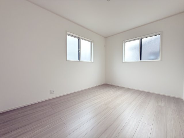 3号棟　洋室6帖　2面に配置された窓から心地良い光が差し込み、プライバシーを確保しながらも開放感のある空間を実現しています。読書をしたり、音楽を聞いたりと一人時間も充実！